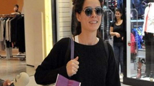 Özge Özpirinçci pazar çantasıyla alışverişte