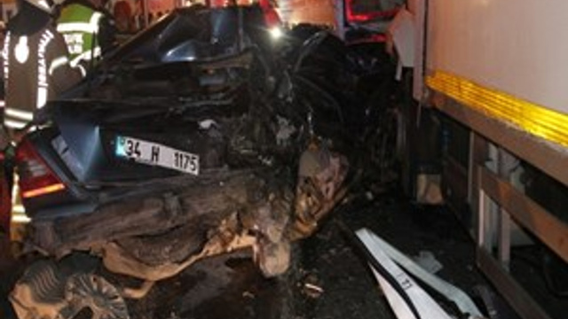 Kamyon önüne aldığı otomobille tıra arkadan çarptı!