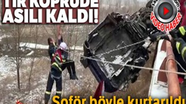Tır köprüde asılı kaldı!