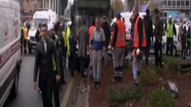 Ankara'da belediye otobüsü yayalara çarptı!