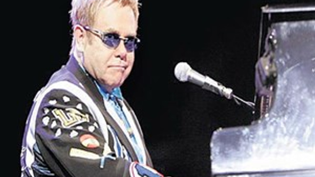 Elton John küfür ederek sahneyi terk etti!