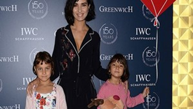 Tuba Büyüküstün kızlarıyla poz verdi