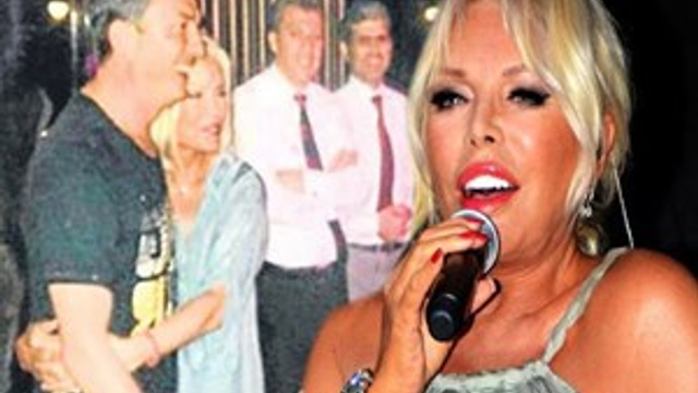 Ajda Pekkan, Bülent Çavuşoğlu'nun yuvasını dağıttı!