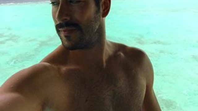 Burak Özçivit'ten sosyal medyayı sallayan paylaşım!