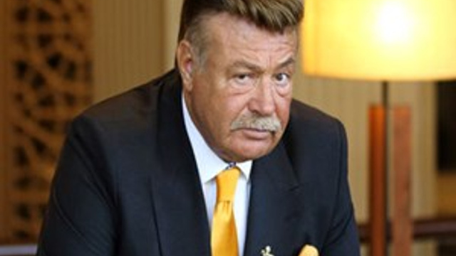 Nuri Alço: "Otel odalarında alem yapıyorlar"