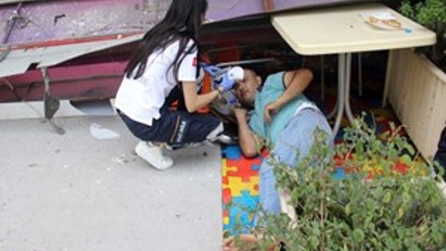 Asma tavan çöktü klima tamircisini masa kurtardı!