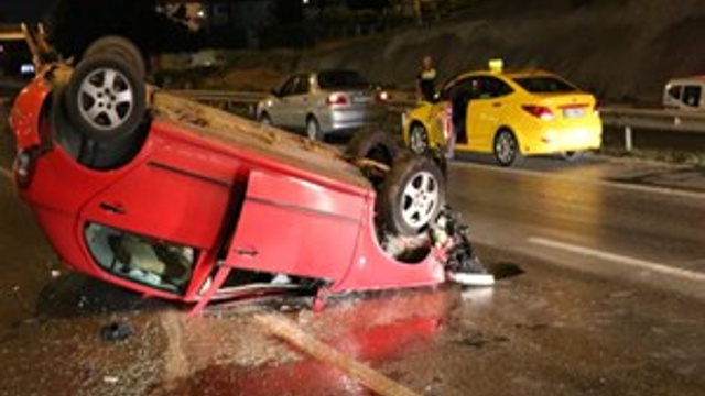Takla atan otomobilin içinden sağ çıktılar!