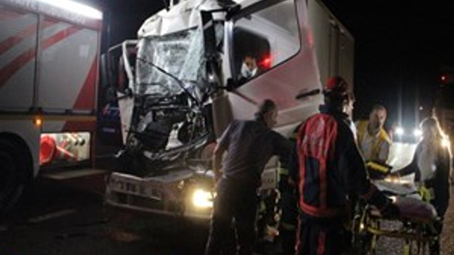 Kamyona sıkışan sürücüyü itfaiye kurtardı