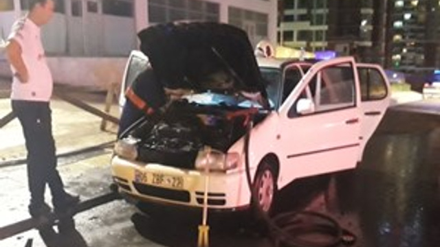 Ankara’da seyir halindeki otomobil alev aldı