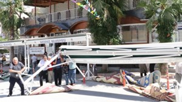 Cuma namazı sırasında gölgelik devrildi!