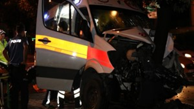 Şişli’de hasta taşıyan ambulans kaza yaptı