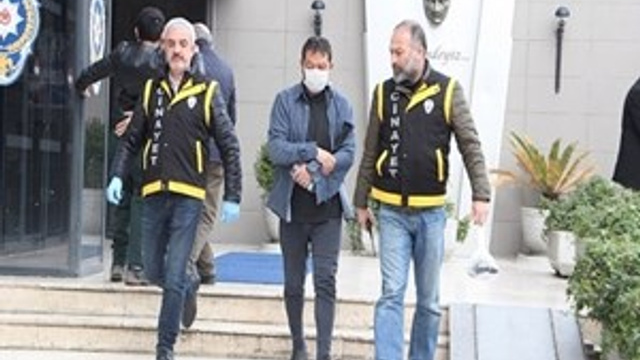 Arkadaşının boğazını kesti, 'Şizofrenim' dedi!