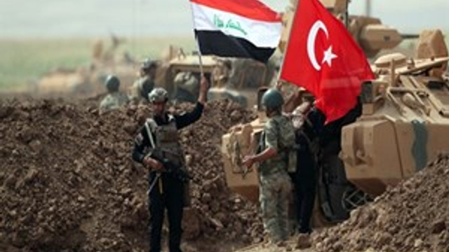 Irak askerleri Türkiye sınırında