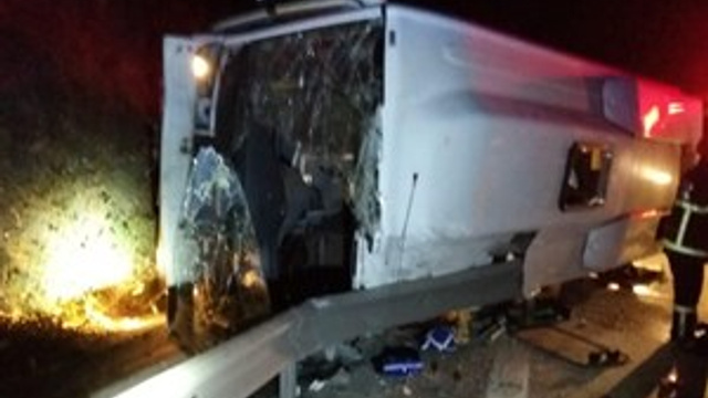 Kocaeli TEM'de servis midibüsü devrildi