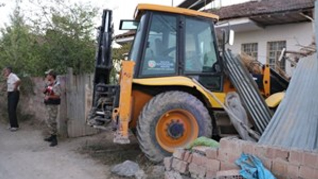 Eve giren kepçe can aldı!