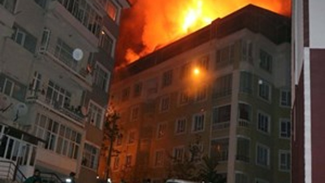 Çatı yangını 5 daireyi kullanılamaz hale getirdi!