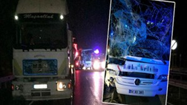 Samsun'da yolcu otobüsü tıra çarptı!