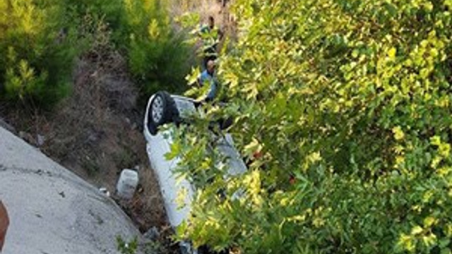 Balıkesir'de otomobil tarlaya uçtu