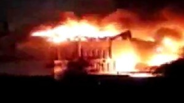 Basra’da protestocular valilik binasını ateşe verdi!