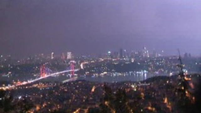 İstanbul'a yağış gece yarısı geldi