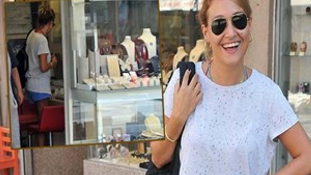 Gupse Özay'ın takı alışverişi