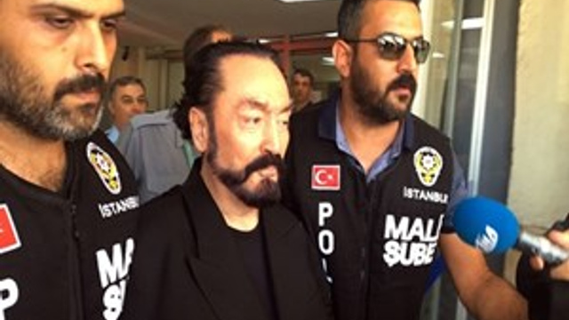 Adnan Oktar hangi yazara mektup gönderdi?