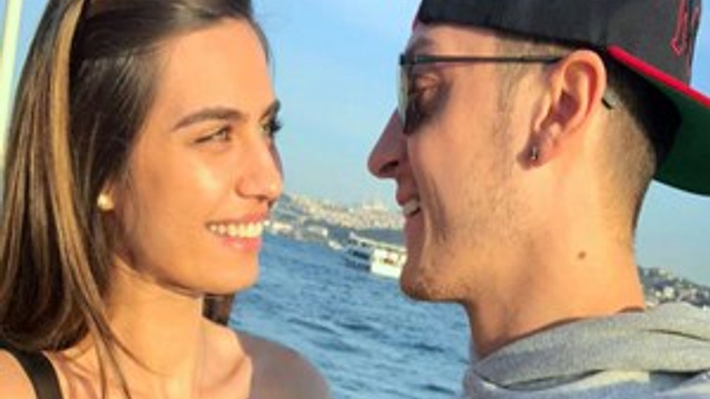 Amine Gülşe, Mesut Özil sayesinde tüm dünyada parladı