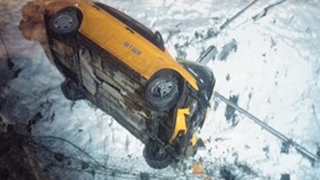 Köprüden uçan otomobilden sağ çıktı!