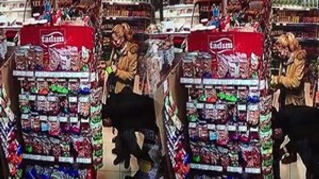 Çocuklarının gözü önünde marketi talan ettiler!