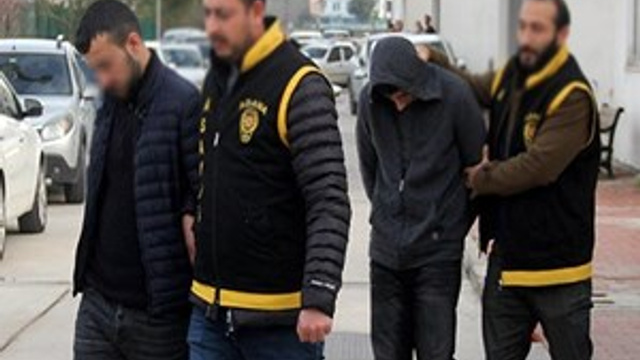 Kız arkadaşını görmeye geldi, başına gelmeyen kalmadı
