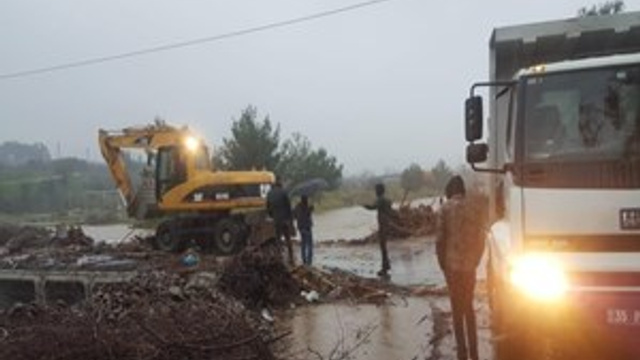 İzmir'de köprünün çökmesi sonucu mahsur kalan işçiler kurtuldu