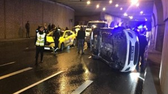 ‘Dur’ ihtarına uymayan sürücüyü kovalayan polis aracı kaza yaptı!