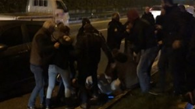 Kaza sonrası yumruklar havada uçuştu