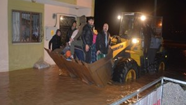 Su baskınında mahsur kalan aile kepçeyle kurtarıldı