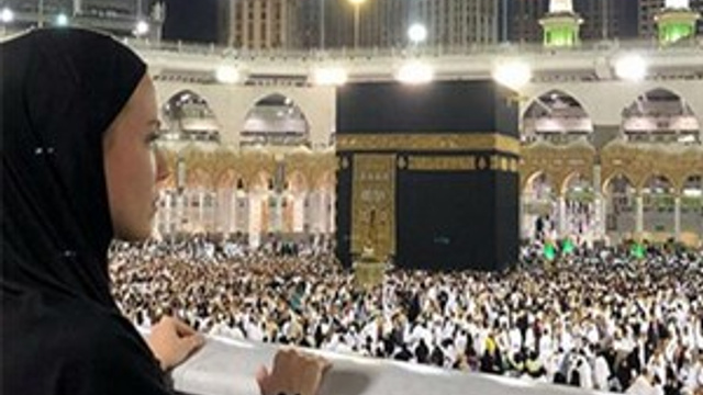 Ünlü sunucu Pelin Çift kutsal topraklara gitti