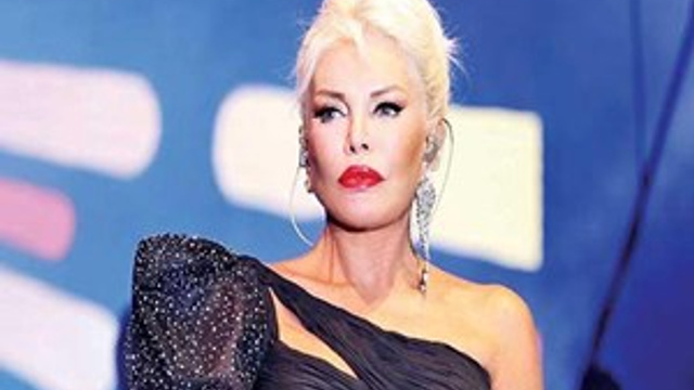 Ajda Pekkan '300 bin liralık' kostümünü görücüye çıkardı