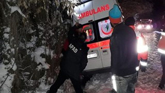 Hasta taşıyan ambulans kara saplandı, ekipler kurtardı