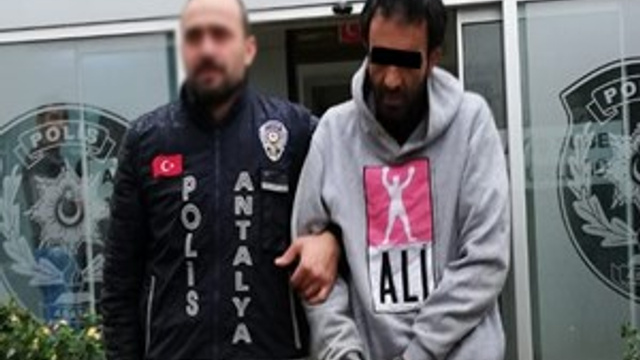 Tuvalette suçüstü yakalandı!
