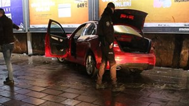 Lüks aracıyla reklam panosuna çarptı!
