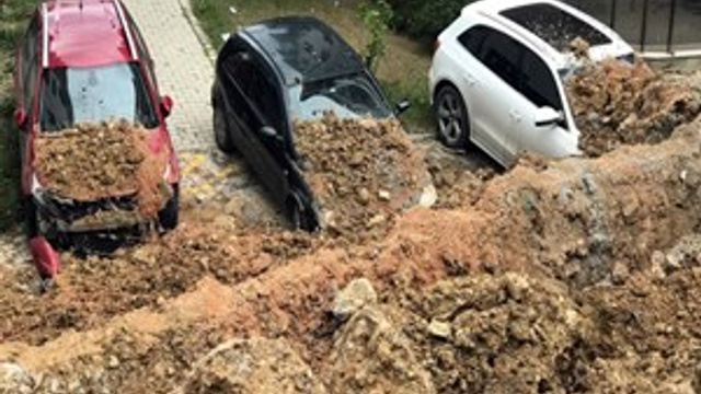 Kuşadası’nda istinat duvarı çöktü, araçlar altında kaldı!