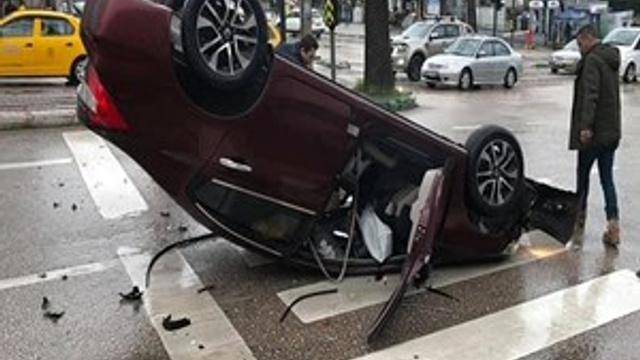 Bursa'da kaldırıma çarpan araç takla attı