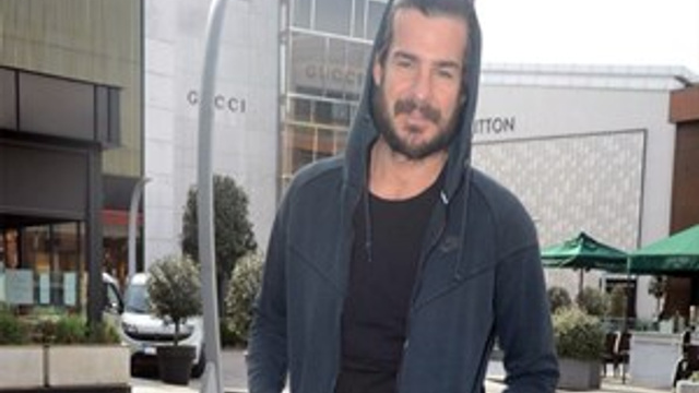 Hakan Hatipoğlu tek başına alışverişte
