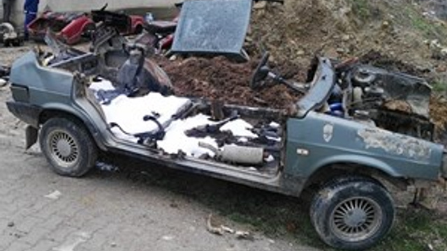 Çalıntı araçları parçalarken yakalandı