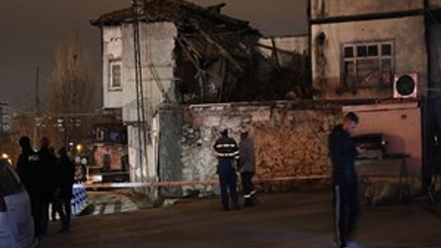 Başkent’te 2 katlı ev çöktü!