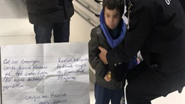 Küçük çocuk üzerinde notla annesi tarafından terk edildi