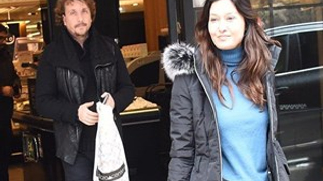Nurgül Yeşilçay topu sevgilisine attı