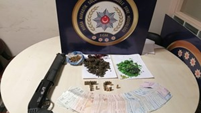 Polisi görünce uyuşturucuyu yakmaya çalıştılar