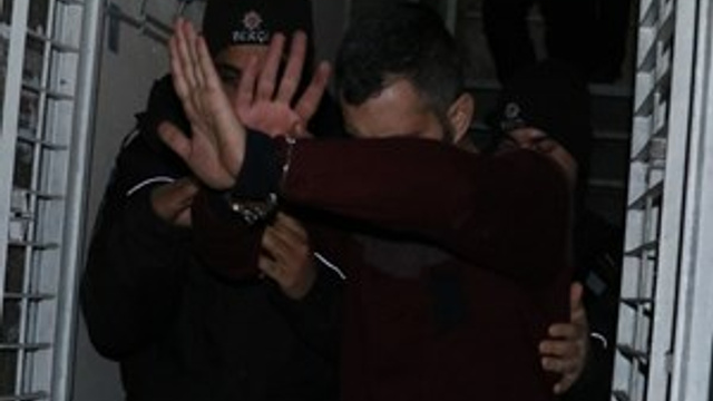 Sevgilisini silahla vurdu!