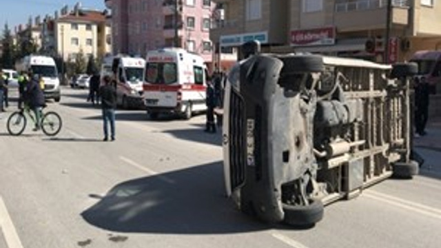 Öğrenci servisi ile otomobil çarpıştı!