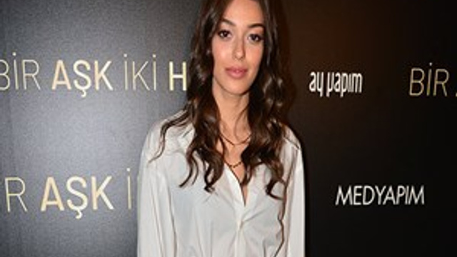 Dilan Çiçek Deniz'den aşka şiirsel bir yorum